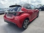 Toyota Yaris 1.5 Hybrid Dynamic edition Bi-tone zwart dak, leder, LED, Smart Key, Lichtmetalen velgen, Privacy glass, draadloze telefoonlader, elektr. buitenspiegels, navigatie Apple CarPlay/Android Auto