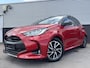 Toyota Yaris 1.5 Hybrid Dynamic edition Bi-tone zwart dak, leder, LED, Smart Key, Lichtmetalen velgen, Privacy glass, draadloze telefoonlader, elektr. buitenspiegels, navigatie Apple CarPlay/Android Auto