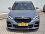 BMW X1 xDrive20i High Executive / Dealer Onderhouden / Sportstoelen / Harman & Kardon Audio / Memoryseats / HUD / Elektrische Kofferbak / Afneembare Trekhaak 2000 KG / Camera / Stoelverwarming / Cruise Control / Climate Control /