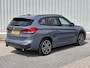 BMW X1 xDrive20i High Executive / Dealer Onderhouden / Sportstoelen / Harman & Kardon Audio / Memoryseats / HUD / Elektrische Kofferbak / Afneembare Trekhaak 2000 KG / Camera / Stoelverwarming / Cruise Control / Climate Control /
