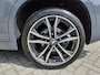 BMW X1 xDrive20i High Executive / Dealer Onderhouden / Sportstoelen / Harman & Kardon Audio / Memoryseats / HUD / Elektrische Kofferbak / Afneembare Trekhaak 2000 KG / Camera / Stoelverwarming / Cruise Control / Climate Control /