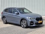 BMW X1 xDrive20i High Executive / Dealer Onderhouden / Sportstoelen / Harman & Kardon Audio / Memoryseats / HUD / Elektrische Kofferbak / Afneembare Trekhaak 2000 KG / Camera / Stoelverwarming / Cruise Control / Climate Control /