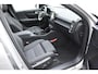 Volvo XC40 Single Motor Extended Range Ultimate 82 kWh / Adaptieve cruise control / Elektrische achterklep / Stoel - en stuurwielverwarming / Elektrisch verstelbare voorstoelen met geheugen / Extra getint glas / 360 Camera / Harman Kardon /