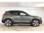 Volvo XC40 B4 211PK Automaat Plus Dark / Lounge Pakket / Extra getint glas / 360 Camera / 20'' velgen / Panoramadak / Elektrische stoelen met geheugen / Harman Kardon / Microtech/Nubuck bekleding