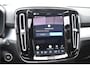 Volvo XC40 B4 211PK Automaat Plus Dark / Lounge Pakket / Extra getint glas / 360 Camera / 20'' velgen / Panoramadak / Elektrische stoelen met geheugen / Harman Kardon / Microtech/Nubuck bekleding