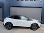 Peugeot e-2008 EV GT Pack 50 kWh | Schuif-Kanteldak | Stoelverwarming | FULL LED koplampen | Achteruitrij-Camera | Adaptieve Cruise control | Alcantara Bekleding | Navigatie en Apple caprplay en Android auto |