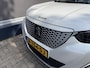 Peugeot e-2008 EV GT Pack 50 kWh | Schuif-Kanteldak | Stoelverwarming | FULL LED koplampen | Achteruitrij-Camera | Adaptieve Cruise control | Alcantara Bekleding | Navigatie en Apple caprplay en Android auto |