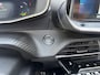 Peugeot e-2008 EV GT Pack 50 kWh | Schuif-Kanteldak | Stoelverwarming | FULL LED koplampen | Achteruitrij-Camera | Adaptieve Cruise control | Alcantara Bekleding | Navigatie en Apple caprplay en Android auto |