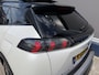 Peugeot e-2008 EV GT Pack 50 kWh | Schuif-Kanteldak | Stoelverwarming | FULL LED koplampen | Achteruitrij-Camera | Adaptieve Cruise control | Alcantara Bekleding | Navigatie en Apple caprplay en Android auto |