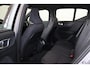 Volvo EX40 Single Motor Extended Range Plus 82 kWh - IntelliSafe Assist & Surround - Verwarmde voorstoelen, stuur & achterbank - Harman Kardon Audio - Parkeersensoren voor & achter - Draadloze tel. lader - Warmtepomp - Inklapbare trekhaak - 19' LMV