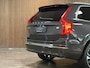 Volvo XC90 T8 AWD Recharge Plus Bright | 360 Camera | Harman Kardon | 455pk | Adaptieve Cruise Control | Stoelverwarming voor+achter | Stuurwielverwarming | Schuifdak | Full LED Meesturende koplampen | Standkachel met Volvo On Call App | Pilot Assist | BLIS Dode Hoek Detectie | Elektrische voorstoelen geheugen | Contour stoelen met wit stiksel en bies | Zitting verlenging voorstoelen | Lederen dashboard | 22 Inch | Google Infotainment | Keyless Drive | Privacy Glass | Elektrisch bedienbare achterklep | Geïntegreerd kinderzitje achterin | Geïntegreerde zongordijnen achterportieren | Verlichte instaplijsten | 7-Persoons | 4-Zone Climate Control | DAB Radio | Apple Carplay/Android Auto | Alarm Klasse III | Volvo On Call met mobiele App functie | Platinum Grey Metallic |
