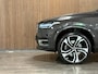 Volvo XC90 T8 AWD Recharge Plus Bright | 360 Camera | Harman Kardon | 455pk | Adaptieve Cruise Control | Stoelverwarming voor+achter | Stuurwielverwarming | Schuifdak | Full LED Meesturende koplampen | Standkachel met Volvo On Call App | Pilot Assist | BLIS Dode Hoek Detectie | Elektrische voorstoelen geheugen | Contour stoelen met wit stiksel en bies | Zitting verlenging voorstoelen | Lederen dashboard | 22 Inch | Google Infotainment | Keyless Drive | Privacy Glass | Elektrisch bedienbare achterklep | Geïntegreerd kinderzitje achterin | Geïntegreerde zongordijnen achterportieren | Verlichte instaplijsten | 7-Persoons | 4-Zone Climate Control | DAB Radio | Apple Carplay/Android Auto | Alarm Klasse III | Volvo On Call met mobiele App functie | Platinum Grey Metallic |