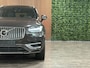 Volvo XC90 T8 AWD Recharge Plus Bright | 360 Camera | Harman Kardon | 455pk | Adaptieve Cruise Control | Stoelverwarming voor+achter | Stuurwielverwarming | Schuifdak | Full LED Meesturende koplampen | Standkachel met Volvo On Call App | Pilot Assist | BLIS Dode Hoek Detectie | Elektrische voorstoelen geheugen | Contour stoelen met wit stiksel en bies | Zitting verlenging voorstoelen | Lederen dashboard | 22 Inch | Google Infotainment | Keyless Drive | Privacy Glass | Elektrisch bedienbare achterklep | Geïntegreerd kinderzitje achterin | Geïntegreerde zongordijnen achterportieren | Verlichte instaplijsten | 7-Persoons | 4-Zone Climate Control | DAB Radio | Apple Carplay/Android Auto | Alarm Klasse III | Volvo On Call met mobiele App functie | Platinum Grey Metallic |