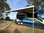Renault Master T35 2.3 dCi 135 L3H2 Work Edition | Camper Edition | Motorsport Edition | Thule Omnistor Luifel | Airco in Leefruimte | TV | Koelkast | Magnetron | Volledig Bed | 2 Lederen Stoelen | DAB | LED Verlichting Leefruimte |