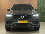 Volvo XC90 2.0 B5 AWD R-Design | Pine Grey! | Trekhaak | Adaptieve Cruise Control | Stoelverwarming | Parkeercamera | 20 Inch | Pilot Assist | Schakelpaddels aan stuurwiel | Elektrische voorstoelen geheugen | R-Design contour stoelen leder alcantara met wit stiksel en bies | Zitting verlenging voorstoelen | Lederen Dashboard | Parkeersensoren voor+achter | Privacy Glass | Elektrisch bedienbare achterklep | Geïntegreerde zongordijnen achterportieren | Verlichte instaplijsten | 7-Persoons | Apple Carplay/Android Auto | Alarm Klasse III | Volvo On Call met mobiele App functie | Pine Grey Metallic |