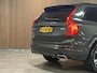 Volvo XC90 2.0 B5 AWD R-Design | Pine Grey! | Trekhaak | Adaptieve Cruise Control | Stoelverwarming | Parkeercamera | 20 Inch | Pilot Assist | Schakelpaddels aan stuurwiel | Elektrische voorstoelen geheugen | R-Design contour stoelen leder alcantara met wit stiksel en bies | Zitting verlenging voorstoelen | Lederen Dashboard | Parkeersensoren voor+achter | Privacy Glass | Elektrisch bedienbare achterklep | Geïntegreerde zongordijnen achterportieren | Verlichte instaplijsten | 7-Persoons | Apple Carplay/Android Auto | Alarm Klasse III | Volvo On Call met mobiele App functie | Pine Grey Metallic |