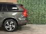 Volvo XC90 2.0 B5 AWD R-Design | Pine Grey! | Trekhaak | Adaptieve Cruise Control | Stoelverwarming | Parkeercamera | 20 Inch | Pilot Assist | Schakelpaddels aan stuurwiel | Elektrische voorstoelen geheugen | R-Design contour stoelen leder alcantara met wit stiksel en bies | Zitting verlenging voorstoelen | Lederen Dashboard | Parkeersensoren voor+achter | Privacy Glass | Elektrisch bedienbare achterklep | Geïntegreerde zongordijnen achterportieren | Verlichte instaplijsten | 7-Persoons | Apple Carplay/Android Auto | Alarm Klasse III | Volvo On Call met mobiele App functie | Pine Grey Metallic |
