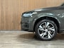 Volvo XC90 2.0 B5 AWD R-Design | Pine Grey! | Trekhaak | Adaptieve Cruise Control | Stoelverwarming | Parkeercamera | 20 Inch | Pilot Assist | Schakelpaddels aan stuurwiel | Elektrische voorstoelen geheugen | R-Design contour stoelen leder alcantara met wit stiksel en bies | Zitting verlenging voorstoelen | Lederen Dashboard | Parkeersensoren voor+achter | Privacy Glass | Elektrisch bedienbare achterklep | Geïntegreerde zongordijnen achterportieren | Verlichte instaplijsten | 7-Persoons | Apple Carplay/Android Auto | Alarm Klasse III | Volvo On Call met mobiele App functie | Pine Grey Metallic |