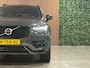Volvo XC90 2.0 B5 AWD R-Design | Pine Grey! | Trekhaak | Adaptieve Cruise Control | Stoelverwarming | Parkeercamera | 20 Inch | Pilot Assist | Schakelpaddels aan stuurwiel | Elektrische voorstoelen geheugen | R-Design contour stoelen leder alcantara met wit stiksel en bies | Zitting verlenging voorstoelen | Lederen Dashboard | Parkeersensoren voor+achter | Privacy Glass | Elektrisch bedienbare achterklep | Geïntegreerde zongordijnen achterportieren | Verlichte instaplijsten | 7-Persoons | Apple Carplay/Android Auto | Alarm Klasse III | Volvo On Call met mobiele App functie | Pine Grey Metallic |