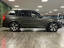 Volvo XC90 2.0 B5 AWD R-Design | Pine Grey! | Trekhaak | Adaptieve Cruise Control | Stoelverwarming | Parkeercamera | 20 Inch | Pilot Assist | Schakelpaddels aan stuurwiel | Elektrische voorstoelen geheugen | R-Design contour stoelen leder alcantara met wit stiksel en bies | Zitting verlenging voorstoelen | Lederen Dashboard | Parkeersensoren voor+achter | Privacy Glass | Elektrisch bedienbare achterklep | Geïntegreerde zongordijnen achterportieren | Verlichte instaplijsten | 7-Persoons | Apple Carplay/Android Auto | Alarm Klasse III | Volvo On Call met mobiele App functie | Pine Grey Metallic |