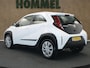 Toyota Aygo X 1.0 VVT-i MT Play - ORIGINEEL NEDERLANDSE AUTO - AIRCO - ADAPTIEVE CRUISE CONTROL - ACHTERUITRIJCAMERA - BLUETOOTH - LICHTSENSOR - DAB RADIO - APPLE CARPLAY/ ANDROID AUTO