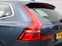 Volvo XC60 2.0 B5 Inscription Automaat / Panoramadak / Massage voorstoelen / Trekhaak / Luchtvering / Gelaagde ramen / Head-up Display / Alarm klasse 3