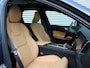 Volvo XC60 2.0 B5 Inscription Automaat / Panoramadak / Massage voorstoelen / Trekhaak / Luchtvering / Gelaagde ramen / Head-up Display / Alarm klasse 3