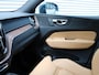 Volvo XC60 2.0 B5 Inscription Automaat / Panoramadak / Massage voorstoelen / Trekhaak / Luchtvering / Gelaagde ramen / Head-up Display / Alarm klasse 3