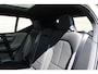 Volvo EX40 Single Motor Extended Range Ultra Europa 82 kWh | Panoramadak | Premium audio by Harman Kardon | Verwarmbare voorstoelen en achterbank | Stuurwiel verwarmd | Apple Carplay/Android Auto | 19 inch lichtmetalen velgen| 360 graden camera | Extra getint glas achterportieren en bagageruimte |