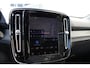 Volvo EX40 Single Motor Extended Range Ultra Europa 82 kWh | Panoramadak | Premium audio by Harman Kardon | Verwarmbare voorstoelen en achterbank | Stuurwiel verwarmd | Apple Carplay/Android Auto | 19 inch lichtmetalen velgen| 360 graden camera | Extra getint glas achterportieren en bagageruimte |