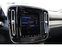 Volvo EX40 Single Motor Extended Range Ultra Europa 82 kWh | Panoramadak | Premium audio by Harman Kardon | Verwarmbare voorstoelen en achterbank | Stuurwiel verwarmd | Apple Carplay/Android Auto | 19 inch lichtmetalen velgen| 360 graden camera | Extra getint glas achterportieren en bagageruimte |