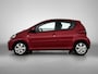 Toyota Aygo 1.0-12V Aspiration Red Automaat | Half Lederen bekleding | Airco | Elektrische ramen voor | Centrale deurvergrendeling met sleutel | Dashboard kast |