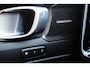 Volvo XC40 B4 197PK AUT7 Plus Dark | Semi elektrische trekhaak | Harman/Kardon Premium Audio | Adaptive Cruise & Pilot Assist | Verwarmbare voorstoelen | Verwarmbaar stuurwiel | Premium audio by Harman Kardon | 19" Velgen | Power Seats incl. Memory |