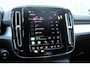 Volvo XC40 B4 197PK AUT7 Plus Dark | Semi elektrische trekhaak | Harman/Kardon Premium Audio | Adaptive Cruise & Pilot Assist | Verwarmbare voorstoelen | Verwarmbaar stuurwiel | Premium audio by Harman Kardon | 19" Velgen | Power Seats incl. Memory |