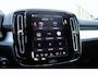 Volvo XC40 B4 197PK AUT7 Plus Dark | Semi elektrische trekhaak | Harman/Kardon Premium Audio | Adaptive Cruise & Pilot Assist | Verwarmbare voorstoelen | Verwarmbaar stuurwiel | Premium audio by Harman Kardon | 19" Velgen | Power Seats incl. Memory |