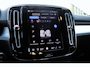 Volvo XC40 B4 197PK AUT7 Plus Dark | Semi elektrische trekhaak | Harman/Kardon Premium Audio | Adaptive Cruise & Pilot Assist | Verwarmbare voorstoelen | Verwarmbaar stuurwiel | Premium audio by Harman Kardon | 19" Velgen | Power Seats incl. Memory |