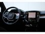 Volvo XC40 B4 197PK AUT7 Plus Dark | Semi elektrische trekhaak | Harman/Kardon Premium Audio | Adaptive Cruise & Pilot Assist | Verwarmbare voorstoelen | Verwarmbaar stuurwiel | Premium audio by Harman Kardon | 19" Velgen | Power Seats incl. Memory |