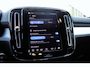 Volvo XC40 B4 197PK AUT7 Plus Dark | Semi elektrische trekhaak | Harman/Kardon Premium Audio | Adaptive Cruise & Pilot Assist | Verwarmbare voorstoelen | Verwarmbaar stuurwiel | Premium audio by Harman Kardon | 19" Velgen | Power Seats incl. Memory |