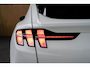 Ford Mustang Mach-E RWD 75 kWh B&O 360° Leder Metallic ACC Leer Stuurverwarming Stoelverwarming Elektrisch bedienb. achterklep Weinig km's! SOH 97.2 % BTW auto!