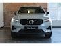Volvo XC40 B4 Plus Dark | Trekhaak Semi-elektrisch | Adaptieve Cruise Control | Pilot Assist | Google Infotainment | Verwarmbare voorstoelen | Verwarmbaar stuurwiel | Blind Spot Information System | Verwarmbare voorruit | Parkeercamera | Parkeersensoren voor + achter |