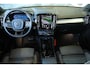 Volvo XC40 B4 Plus Dark | Trekhaak Semi-elektrisch | Adaptieve Cruise Control | Pilot Assist | Google Infotainment | Verwarmbare voorstoelen | Verwarmbaar stuurwiel | Blind Spot Information System | Verwarmbare voorruit | Parkeercamera | Parkeersensoren voor + achter |