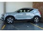 Volvo XC40 B4 Plus Dark | Trekhaak Semi-elektrisch | Adaptieve Cruise Control | Pilot Assist | Google Infotainment | Verwarmbare voorstoelen | Verwarmbaar stuurwiel | Blind Spot Information System | Verwarmbare voorruit | Parkeercamera | Parkeersensoren voor + achter |