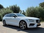 Volvo V60 2.0 B3 R-Design Automaat / Camera / Apple CarPlay-Android Auto / 19" Velgen / Stuur-/Stoelverwarming / Leder / PDC / LED
