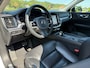 Volvo V60 2.0 B3 R-Design Automaat / Camera / Apple CarPlay-Android Auto / 19" Velgen / Stuur-/Stoelverwarming / Leder / PDC / LED