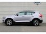 Volvo XC40 B4 Plus Dark | Trekhaak | Achteropkomend verkeer waarschuwing | Achteruitrijcamera | Apple Carplay & Android Auto | Bluetooth telefoonvoorbereiding | Buitenspiegels elektrisch verstel- en verwarmbaar | Cruise control adaptief met Stop&Go en stuurhulp | Electronic climate controle