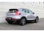 Volvo XC40 B4 Plus Dark | Trekhaak | Achteropkomend verkeer waarschuwing | Achteruitrijcamera | Apple Carplay & Android Auto | Bluetooth telefoonvoorbereiding | Buitenspiegels elektrisch verstel- en verwarmbaar | Cruise control adaptief met Stop&Go en stuurhulp | Electronic climate controle