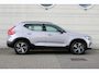 Volvo XC40 B4 Plus Dark | Trekhaak | Achteropkomend verkeer waarschuwing | Achteruitrijcamera | Apple Carplay & Android Auto | Bluetooth telefoonvoorbereiding | Buitenspiegels elektrisch verstel- en verwarmbaar | Cruise control adaptief met Stop&Go en stuurhulp | Electronic climate controle