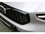 Volvo XC40 B4 Plus Dark | Trekhaak | Achteropkomend verkeer waarschuwing | Achteruitrijcamera | Apple Carplay & Android Auto | Bluetooth telefoonvoorbereiding | Buitenspiegels elektrisch verstel- en verwarmbaar | Cruise control adaptief met Stop&Go en stuurhulp | Electronic climate controle