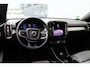 Volvo XC40 B4 Plus Dark | Trekhaak | Achteropkomend verkeer waarschuwing | Achteruitrijcamera | Apple Carplay & Android Auto | Bluetooth telefoonvoorbereiding | Buitenspiegels elektrisch verstel- en verwarmbaar | Cruise control adaptief met Stop&Go en stuurhulp | Electronic climate controle