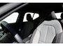Volvo XC40 B4 Plus Dark | Apple Carplay & Android Auto | Bots herkenning en activatie | Buitenspiegels elektrisch verstel- en verwarmbaar | Electronic climate controle | Elektrisch bedienbare achterklep met sensorsturing | Navigatiesysteem full map